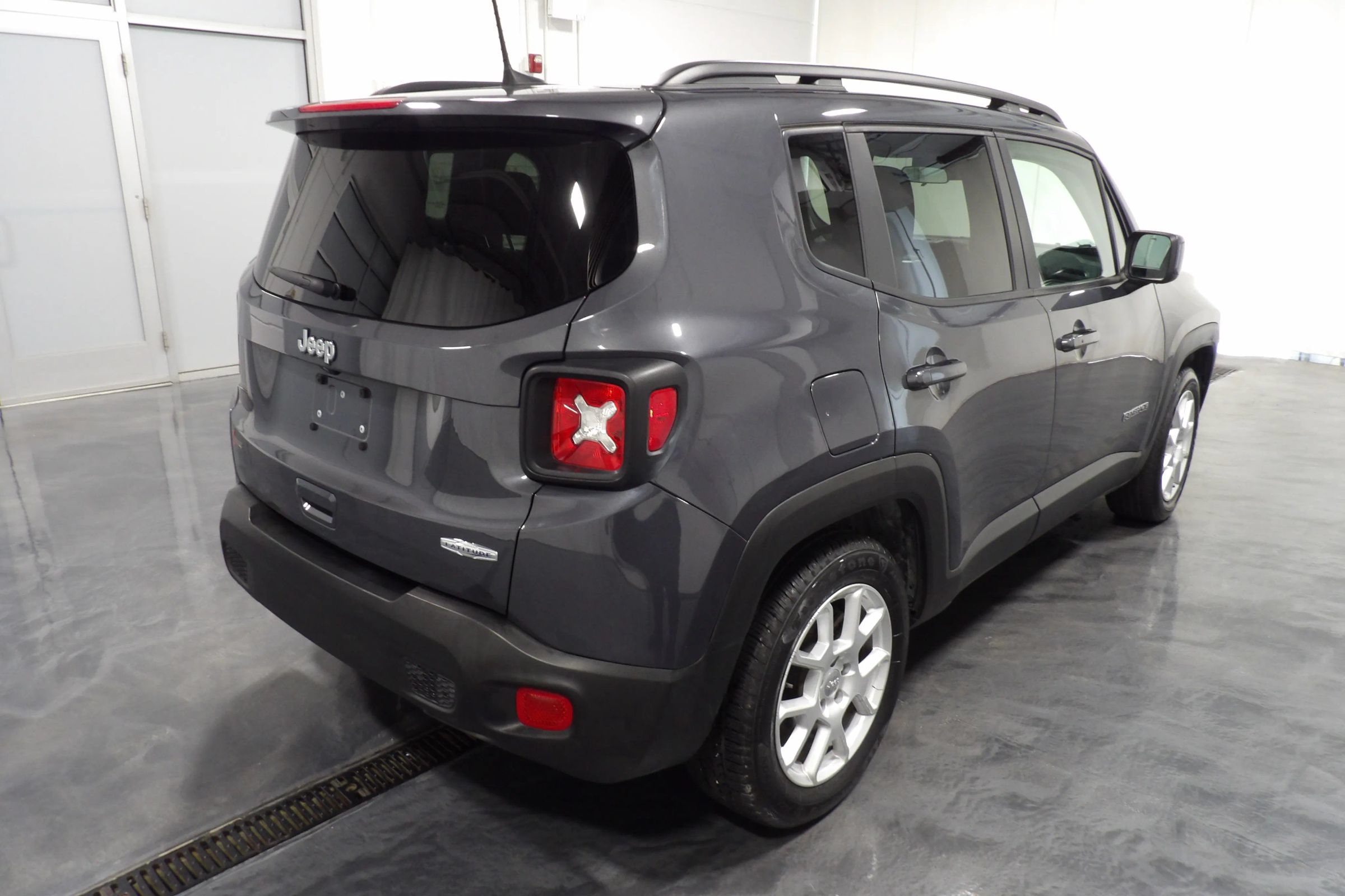 Used 2021 Jeep Renegade Latitude FWD image 4