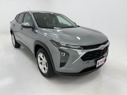 Used 2024 Chevrolet Trax LS w/ LS Convenience Package image 2