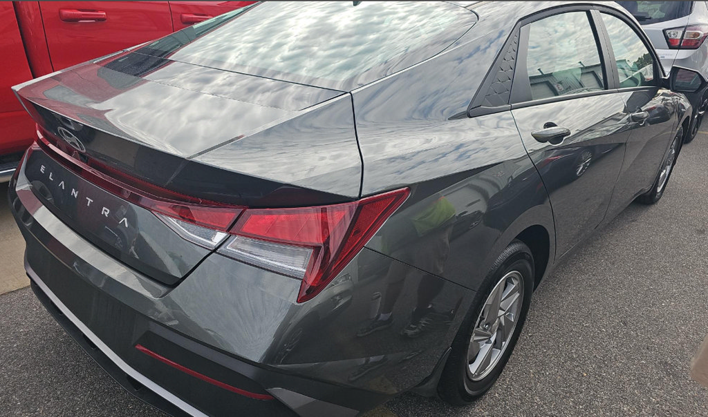 Used 2026 Hyundai Elantra SE FWD image 5