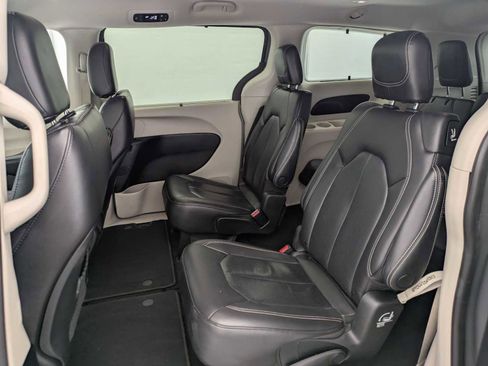 Used 2022 Chrysler Pacifica Touring-L FWD image 19
