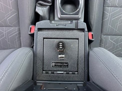 Used 2018 Toyota Tacoma TRD Off-Road AWD/4WD image 30
