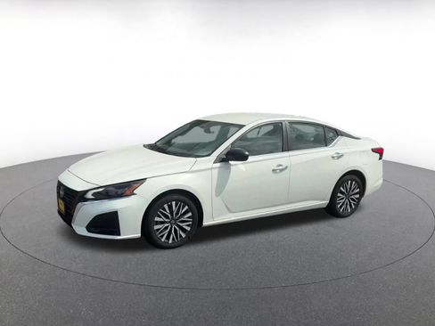 Used 2025 Nissan Altima 2.5 SV FWD image 6