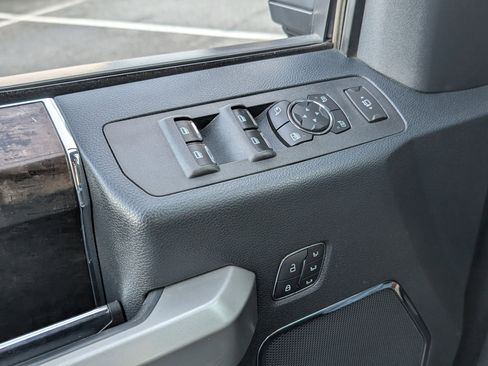 Used 2022 Ford F250 Lariat w/ Black Appearance Package image 19