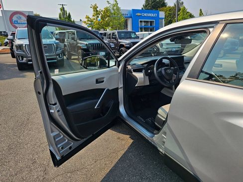 Used 2024 Toyota Corolla Cross L FWD image 19