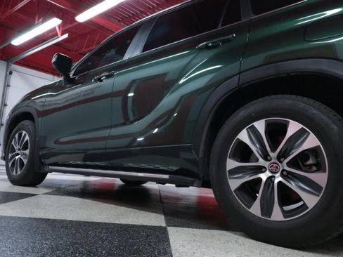 Used 2024 Toyota Highlander XLE FWD image 40