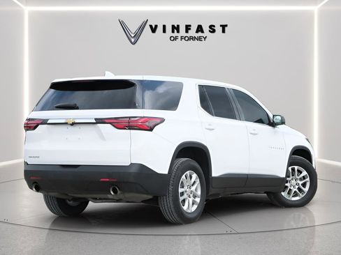 Used 2023 Chevrolet Traverse LS image 3