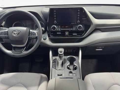 Used 2021 Toyota Highlander LE FWD image 17