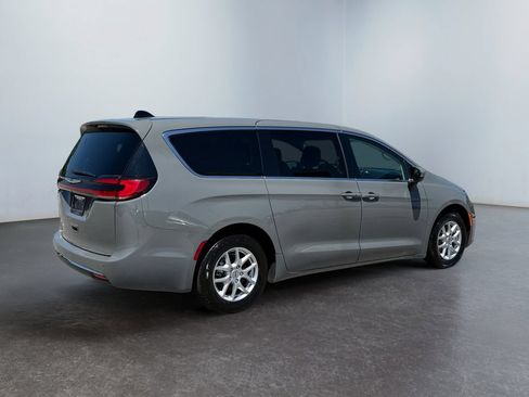Used 2023 Chrysler Pacifica Touring-L FWD image 3