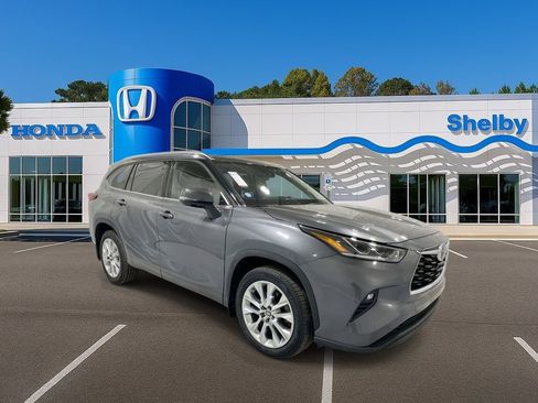 Used 2023 Toyota Highlander Limited image 2