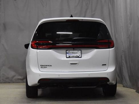 New 2026 Chrysler Pacifica Select image 8
