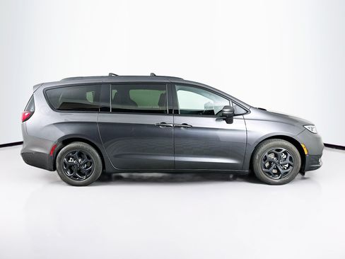 Used 2022 Chrysler Pacifica Limited w/ Uconnect Theater Family Group FWD image 10