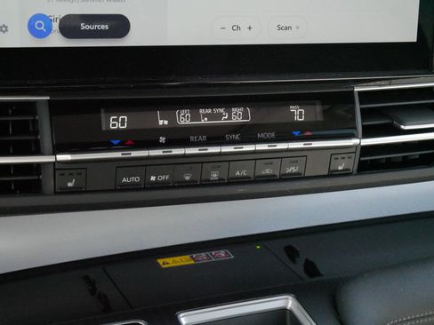 Used 2025 Toyota Sienna XLE w/ XLE Plus Package AWD/4WD image 23