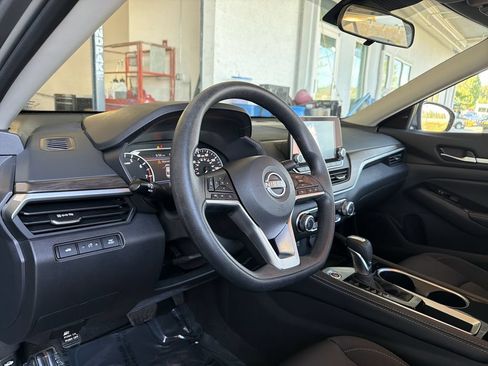 Used 2023 Nissan Altima 2.5 SV FWD image 11