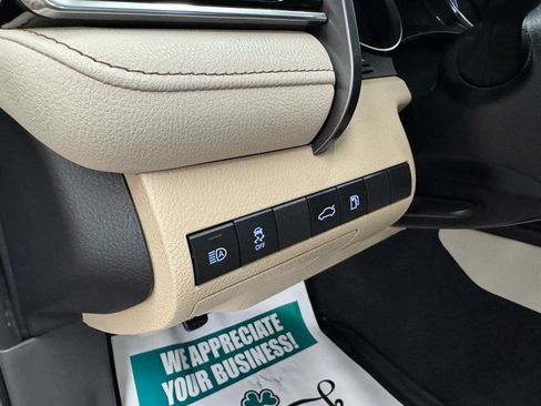 Used 2018 Toyota Camry LE FWD image 13
