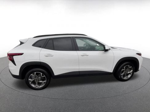 Used 2025 Chevrolet Trax LT w/ LT Convenience Package image 16
