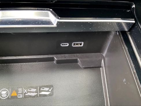 Used 2025 GMC Yukon XL Denali w/ Denali Reserve Package RWD image 32