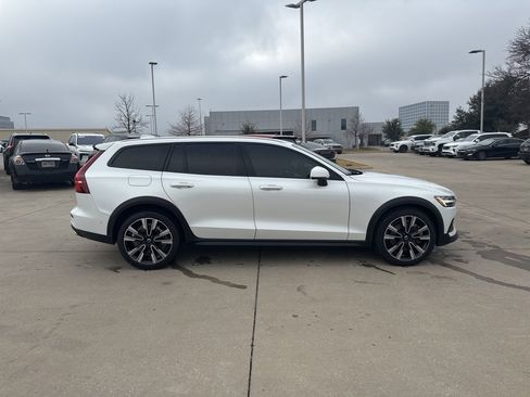 Used 2022 Volvo V60 T5 Cross Country w/ Advanced Package image 4