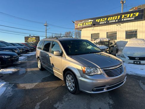 Used 2016 Chrysler Town & Country Touring w/ Driver Convenience Group image 3