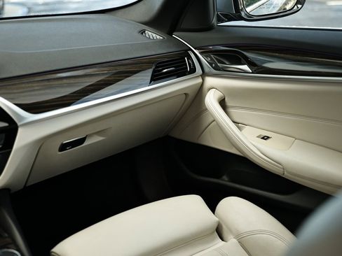 Used 2023 BMW 530i xDrive w/ Convenience Package image 28