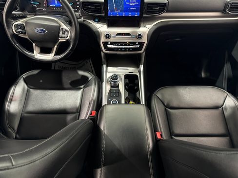 Used 2021 Ford Explorer XLT image 32