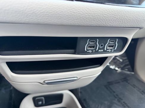 Used 2023 Chrysler Pacifica Touring-L FWD image 25