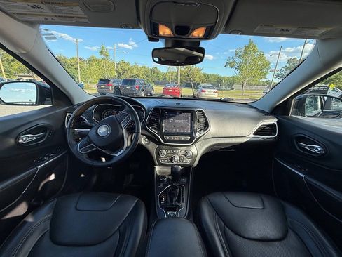 Used 2019 Jeep Cherokee Overland w/ Technology Group AWD/4WD image 13