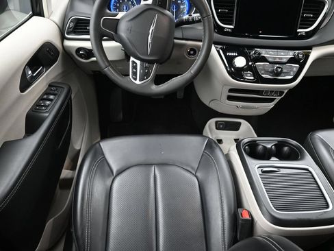 Used 2023 Chrysler Pacifica Touring-L FWD image 15