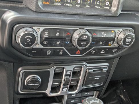Used 2021 Jeep Wrangler Unlimited Sahara AWD/4WD image 39