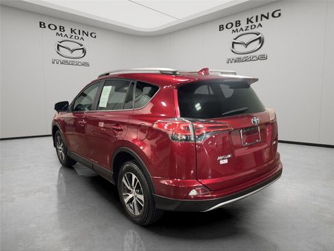 Used 2018 Toyota RAV4 XLE FWD image 3