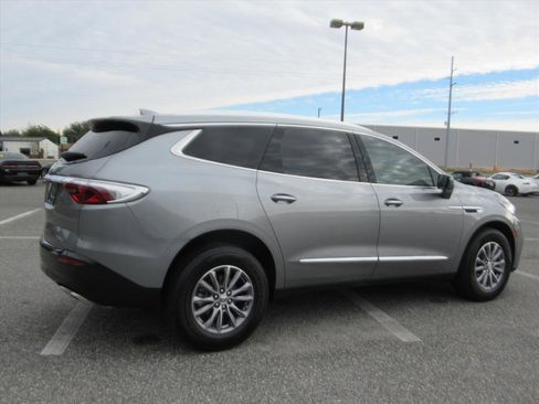 Used 2023 Buick Enclave Essence image 6