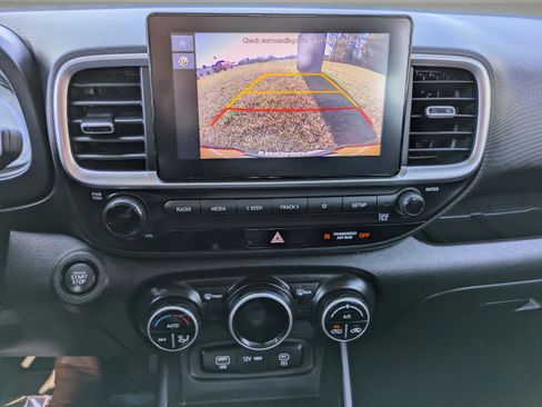 Used 2025 Hyundai Venue SEL FWD image 25