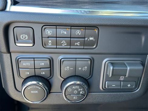 New 2026 Chevrolet Suburban Premier image 19