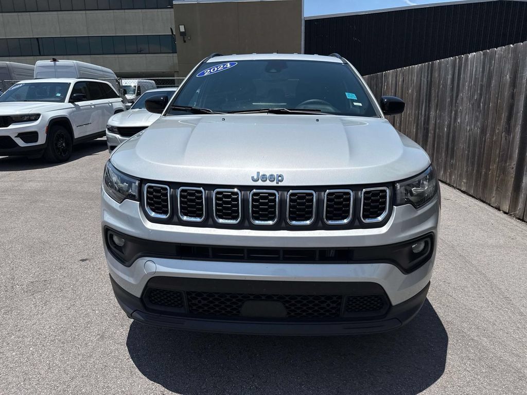 Used 2024 Jeep Compass Latitude AWD/4WD image 2