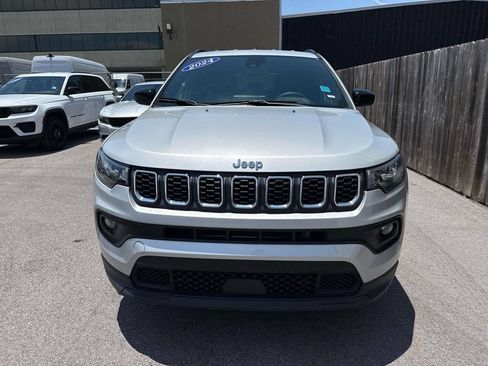 Used 2024 Jeep Compass Latitude AWD/4WD image 2