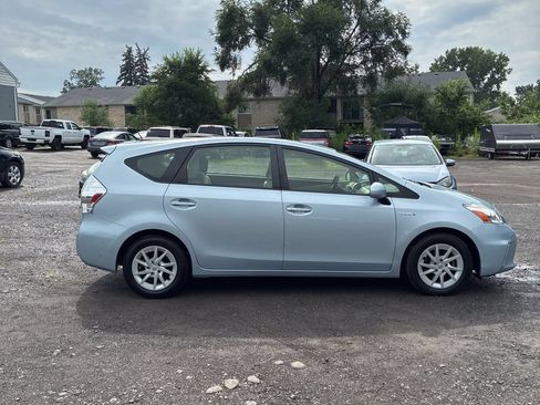 Used 2014 Toyota Prius V Three w/ Preferred Accessory Package FWD image 4
