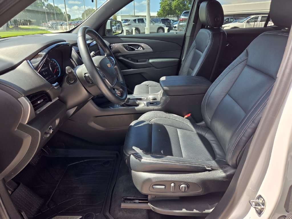 Used 2023 Chevrolet Traverse LT FWD image 4