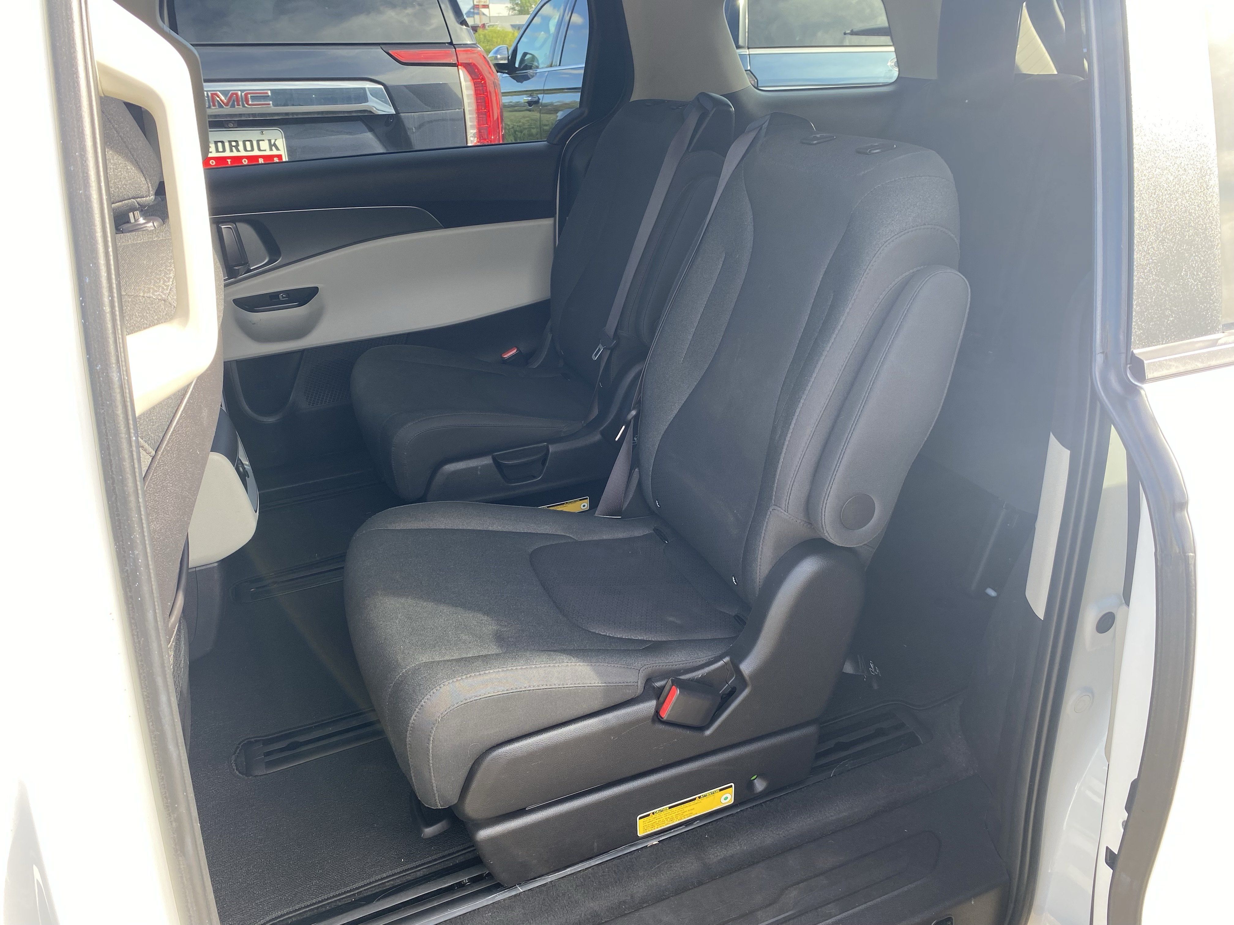 Used 2022 Kia Carnival LX FWD image 5