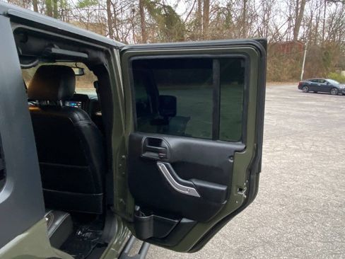 Used 2015 Jeep Wrangler Unlimited Rubicon w/ Connectivity Group AWD/4WD image 45