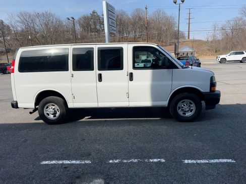 Used 2022 Chevrolet Express 3500 RWD image 6
