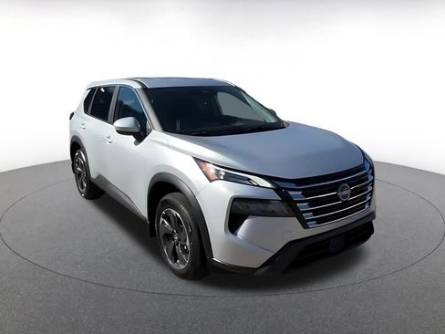 Used 2025 Nissan Rogue SV image 3