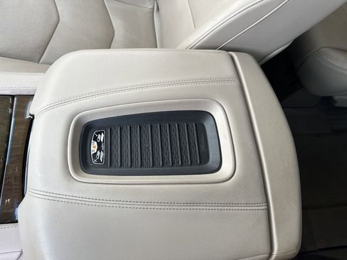 Used 2019 Cadillac Escalade ESV Premium Luxury AWD/4WD image 28