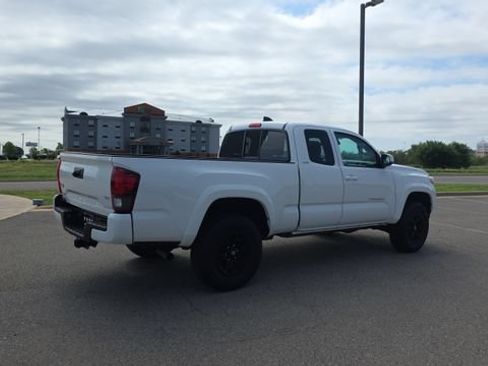 Used 2022 Toyota Tacoma SR5 AWD/4WD image 6