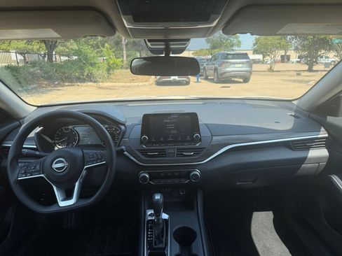 Used 2025 Nissan Altima 2.5 SV FWD image 34