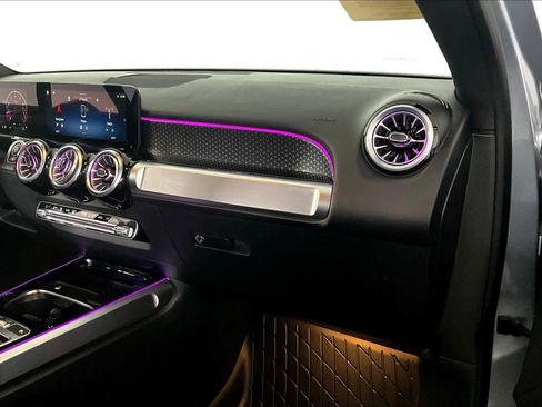 Used 2025 Mercedes-Benz GLB 250 4MATIC image 18