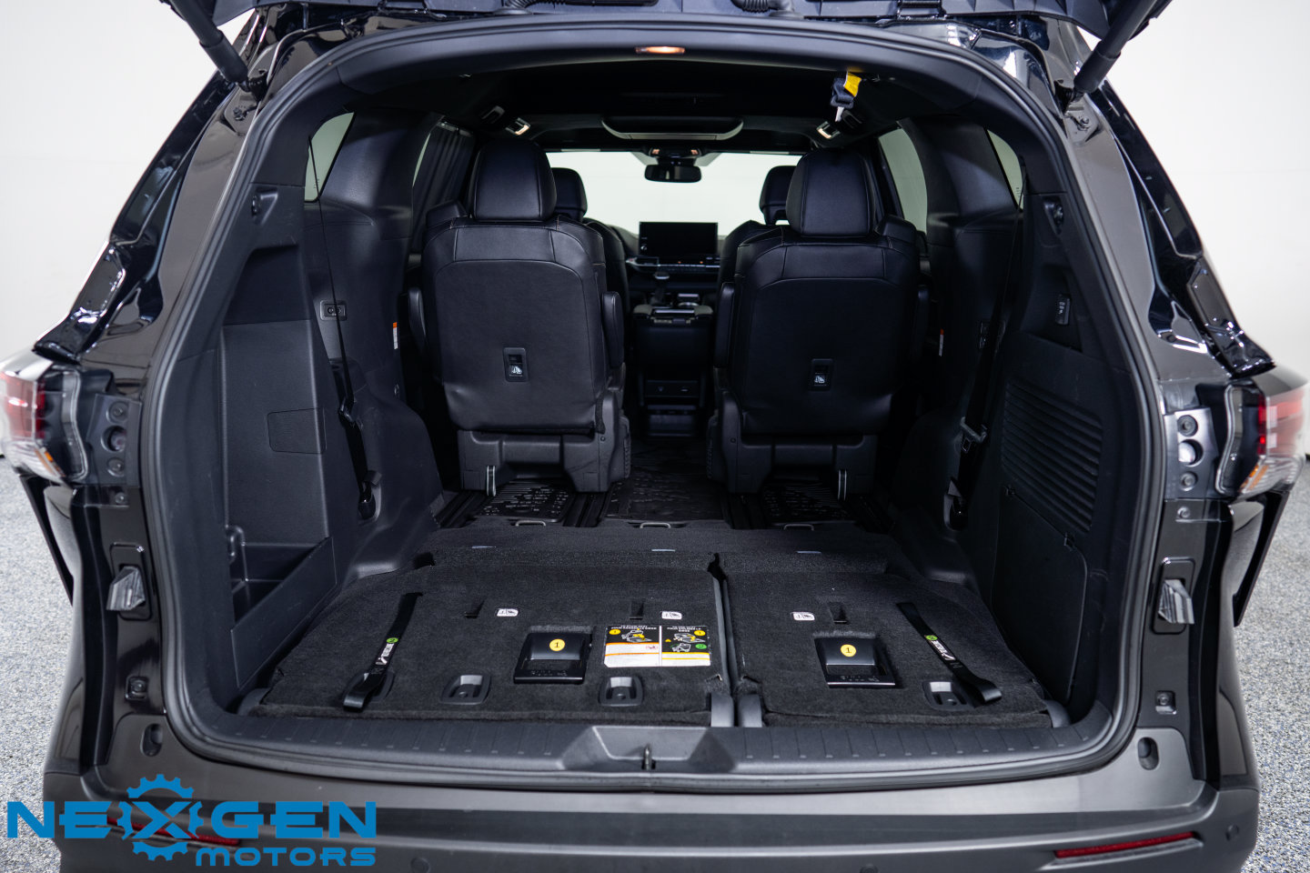 Used 2025 Toyota Sienna XLE Woodland Edition AWD/4WD image 36