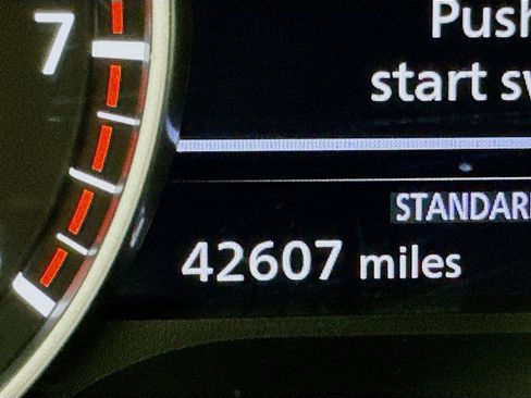 Used 2024 Nissan Pathfinder SV image 19