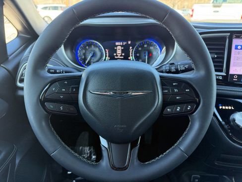 Used 2023 Chrysler Pacifica Touring-L w/ S Appearance Package image 34