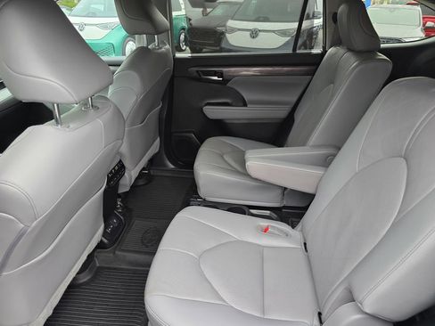 Used 2023 Toyota Highlander Platinum AWD/4WD image 14