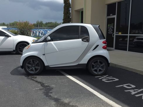 Used 2013 smart fortwo pure RWD image 8