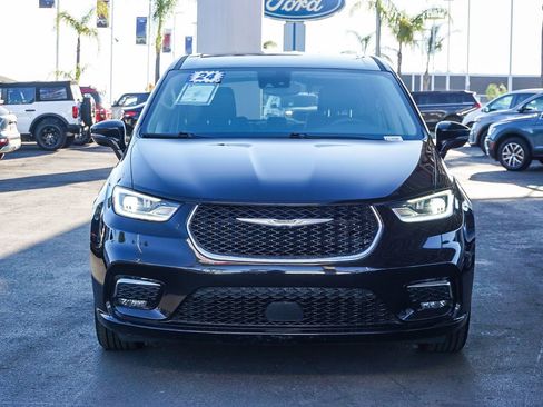 Used 2024 Chrysler Pacifica Touring-L image 2